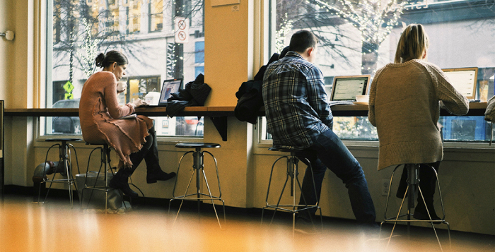 カフェの窓際で働いている人々